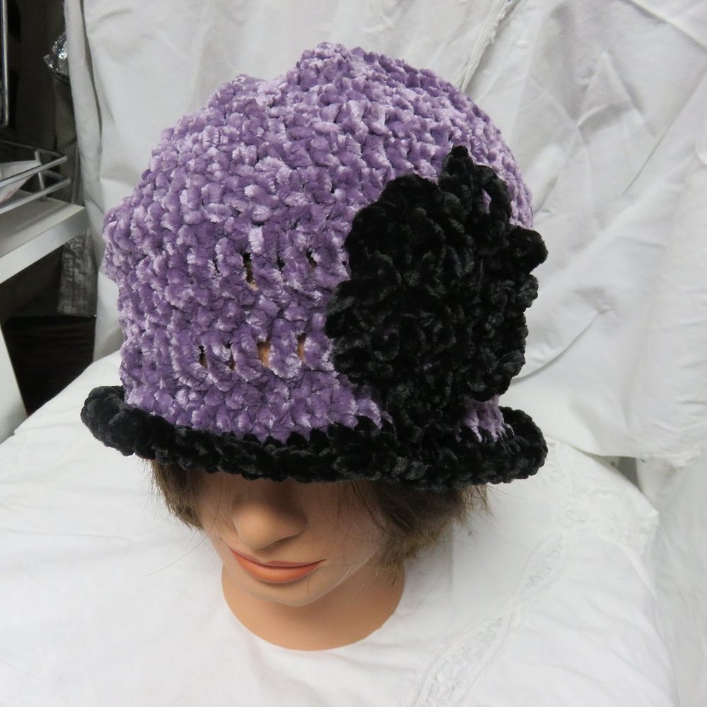 LUSCIOUS HAND CROCHETED HAT w REMOVABLE FLOWER